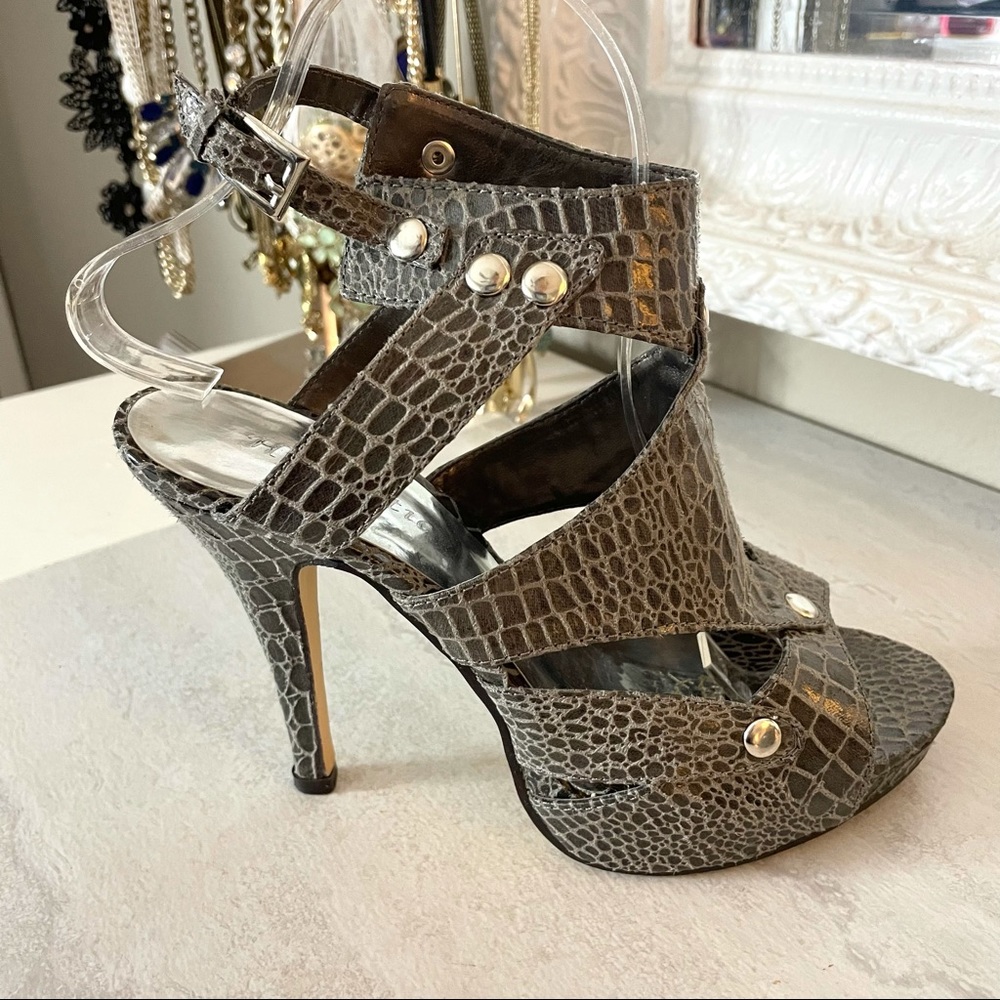 3/$20 Hypnotic croc embossed pumps